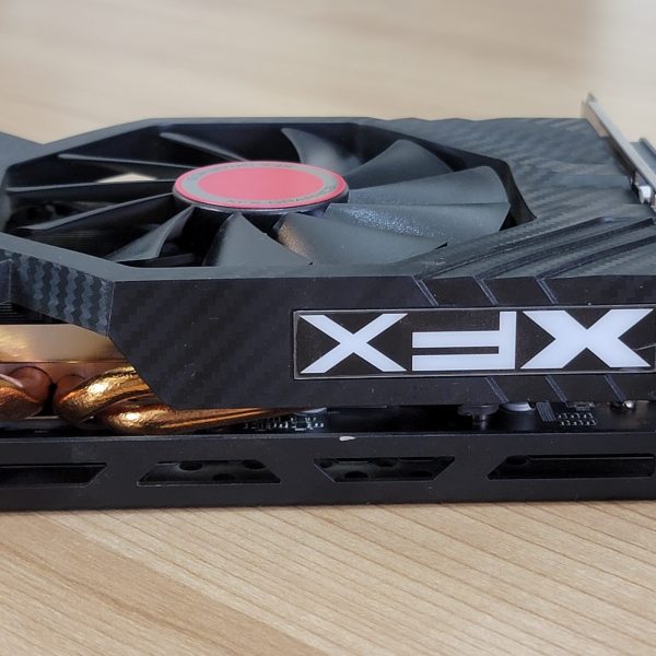 gros plan RX590 8GB – AMD Radeon